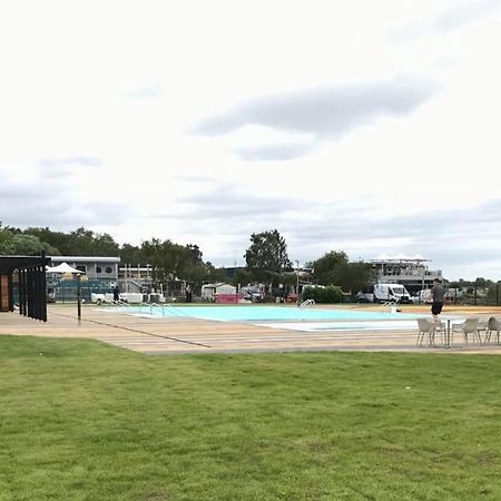 Muscovy Lodge With Hot Tub At Tattershall Lakes Country Park Bagian luar foto