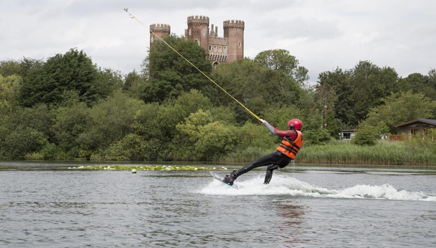 Muscovy Lodge With Hot Tub At Tattershall Lakes Country Park Bagian luar foto