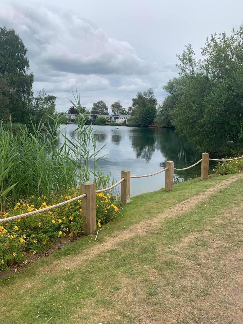 Muscovy Lodge With Hot Tub At Tattershall Lakes Country Park Bagian luar foto