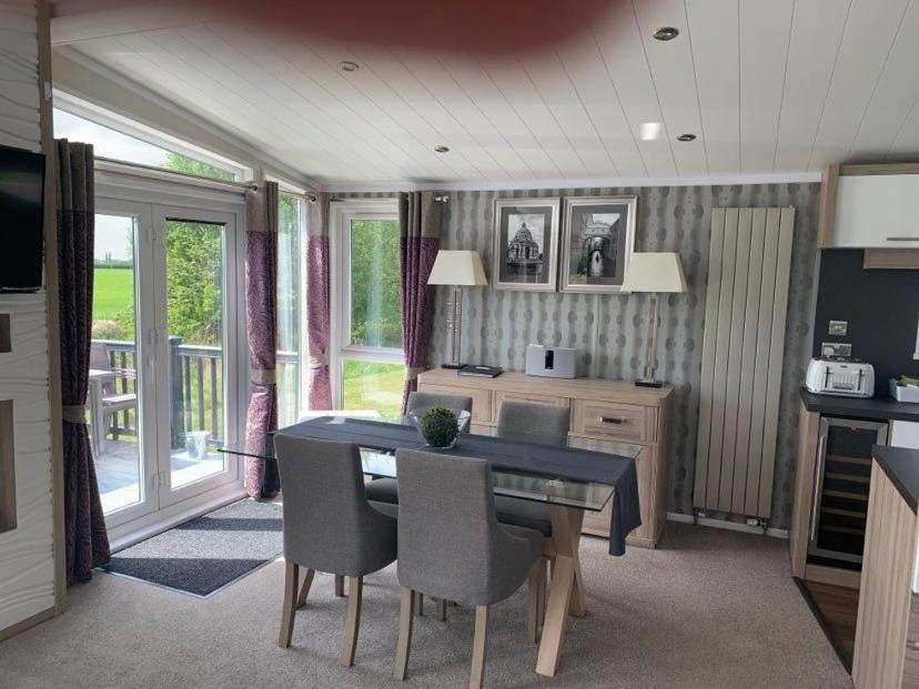 Muscovy Lodge With Hot Tub At Tattershall Lakes Country Park Bagian luar foto