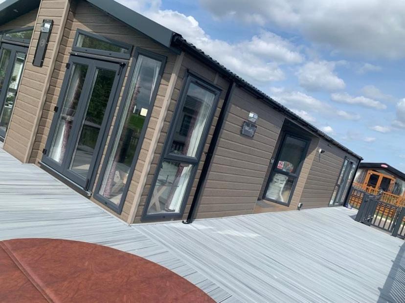 Muscovy Lodge With Hot Tub At Tattershall Lakes Country Park Bagian luar foto